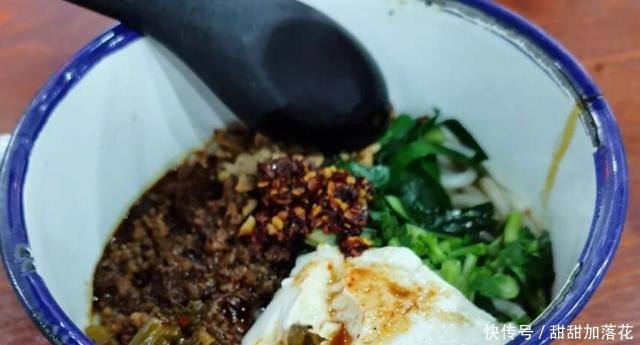 昆明藏在深巷里的小吃店,用掉瓷的搪瓷缸盛米线,不是饭点也满员