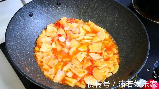 土豆新吃法,加西红柿一起炒,色泽红润,入口绵软吃不厌
