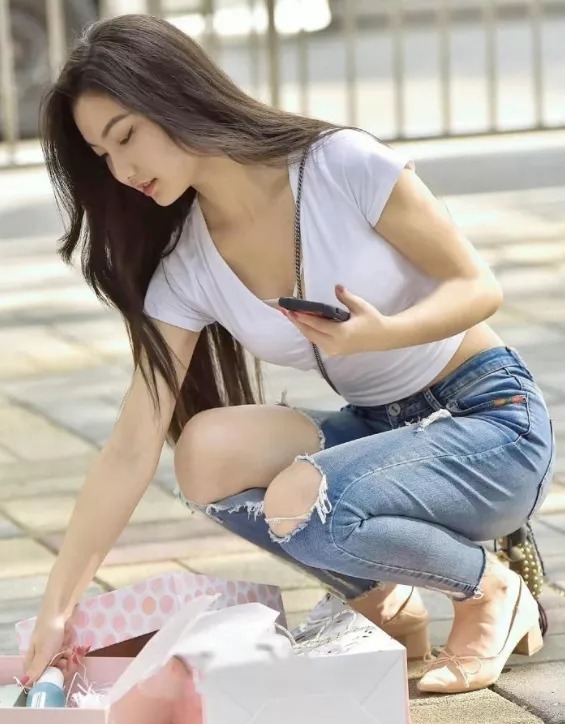 白色短袖搭配破洞牛仔裤,说不出的时尚,气质又减龄