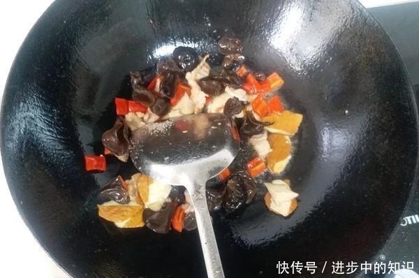 它的含铁量是菠菜的20倍，常吃眼睛变的更明亮，补血气色更好！