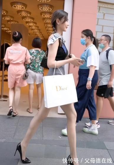 一步式 黑色无袖背心搭配灰色包臀裙,精致优雅,尽显低调沉稳好品味