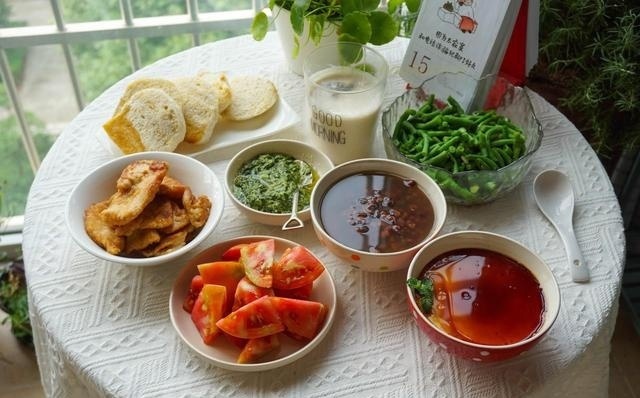 假期早餐格外丰富,8种食物摆上桌,网友都说跟酒店自助餐一样