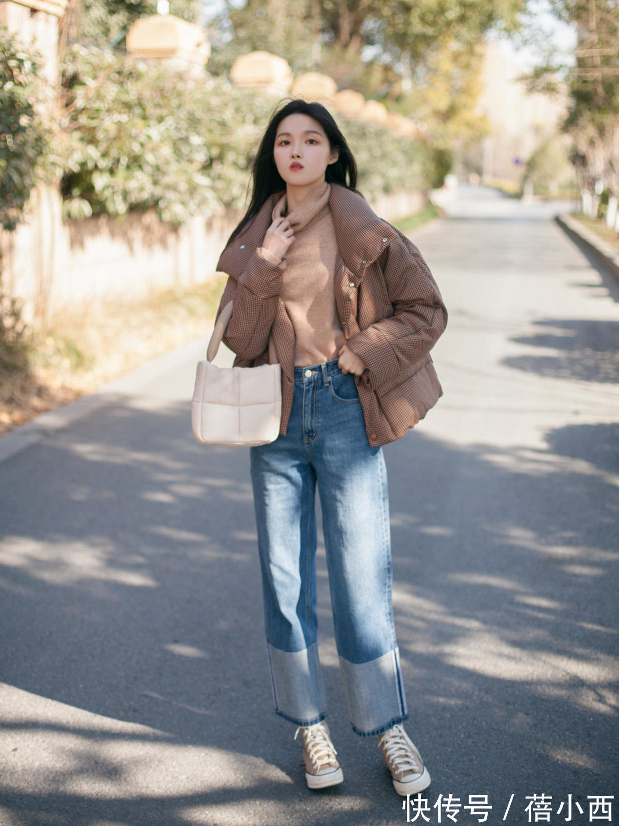 穿搭 穿小黑裤太土了!今冬流行“直筒牛仔裤”,搭配毛衣羽绒服真时髦