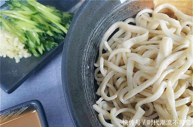 做凉面时,煮熟后过凉是大错!大厨这样做,面条更筋道,更有嚼劲