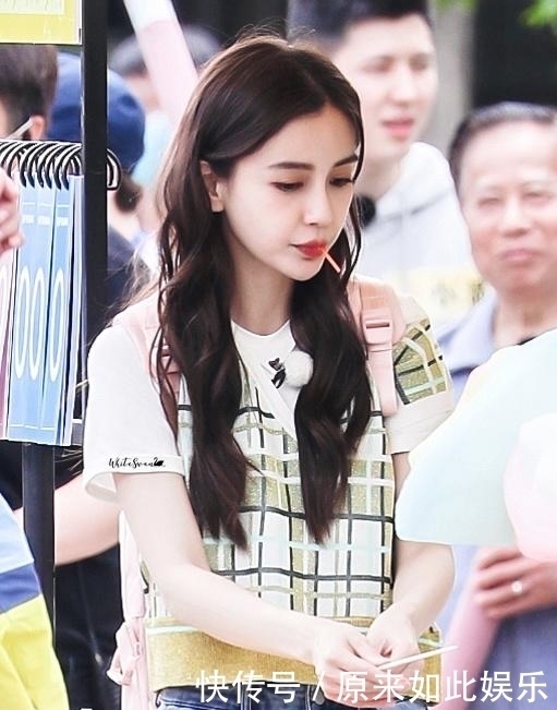 跑男录制被网友偶遇,baby背粉色书包与蔡徐坤同框哪里像31岁的人