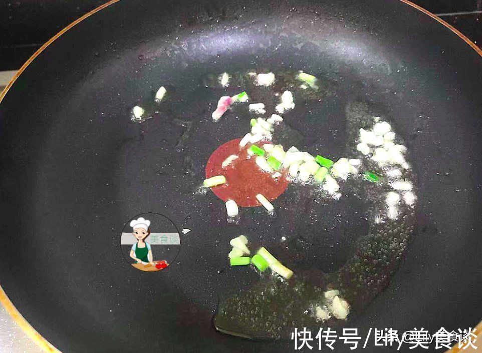 秋天，家人就爱吃这素菜，不放肉也很香，每次炒一盘，上桌不够吃