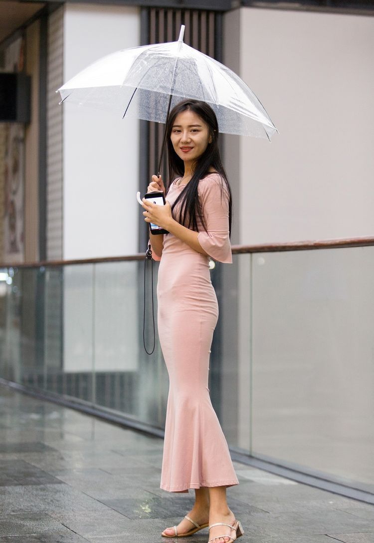 街拍苏杭一场江南烟雨,一段唯美邂逅,风里雨里她在等你