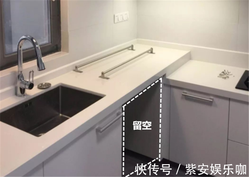 压抑感|厨房定制橱柜千万别做满!现在流行空一格,美观又实用!