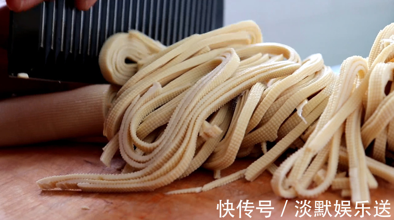 蒜蓉辣椒酱|豆腐皮别再炒着吃了，教你一个特色吃法，一做一大盆，方法超简单