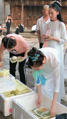 |搞笑GIF趣图:主人不让拆房子,我只能玩点廉价的了