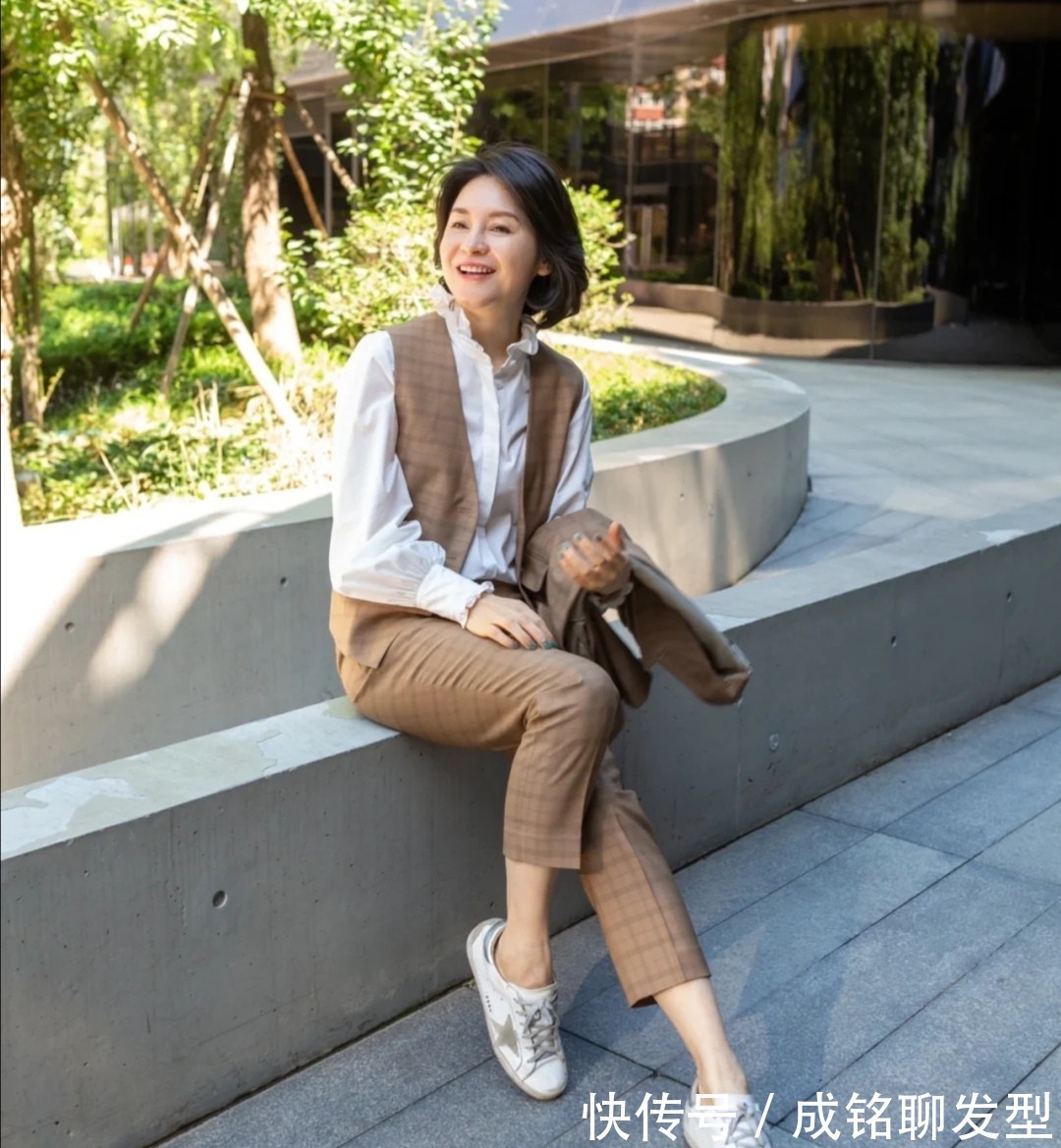 技巧|50岁女人如何穿出时尚减龄?借鉴这三个搭配技巧,优雅端庄又大气
