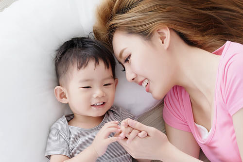 听妈妈的话|宝妈宁愿自己辛苦哄两娃，也不让孩子和老人睡，这样的观念对吗？