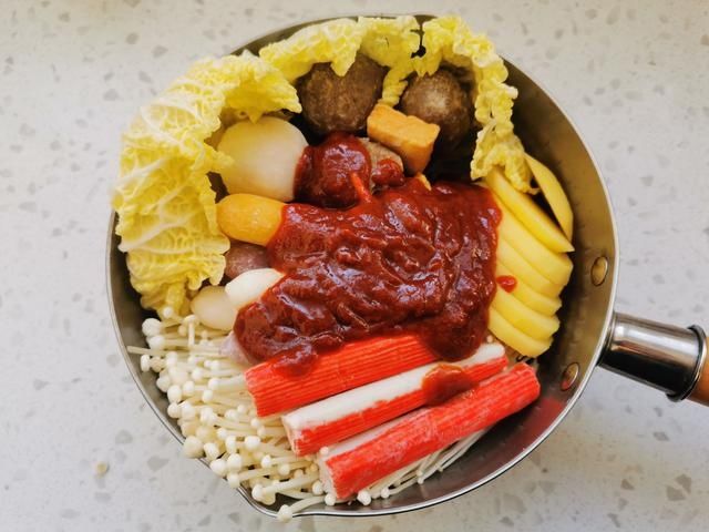 10分钟做一锅懒人部队火锅，不用等无油烟，太适合冬天吃了