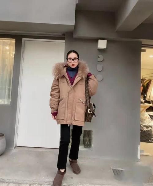 基础衣服想穿出时尚感？试试时髦精都爱的“叠穿”式搭配，不撞衫