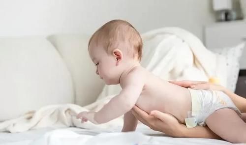 脚底板|给新生儿换尿不湿时,留心这3个习惯,可能会影响孩子脊椎的发育
