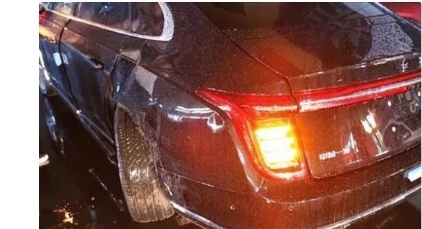 红旗H9全国首撞,撞上奔驰后一片哗然,这