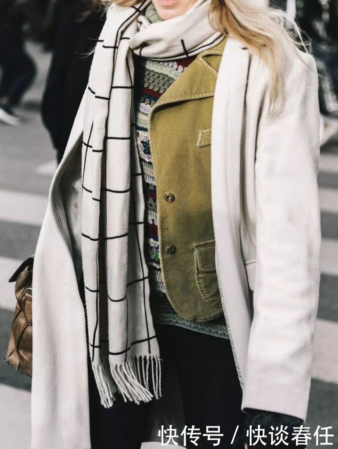 大衣+围巾=冬日最强搭配!温暖时髦、超显脸小,不穿你就真输了