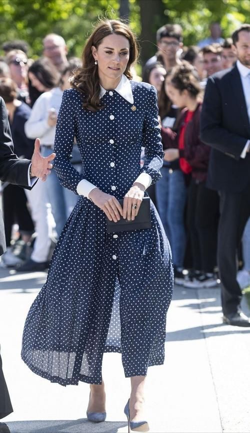 有一种优雅叫凯特王妃的波点裙，成熟女性穿搭首选，温柔又高级