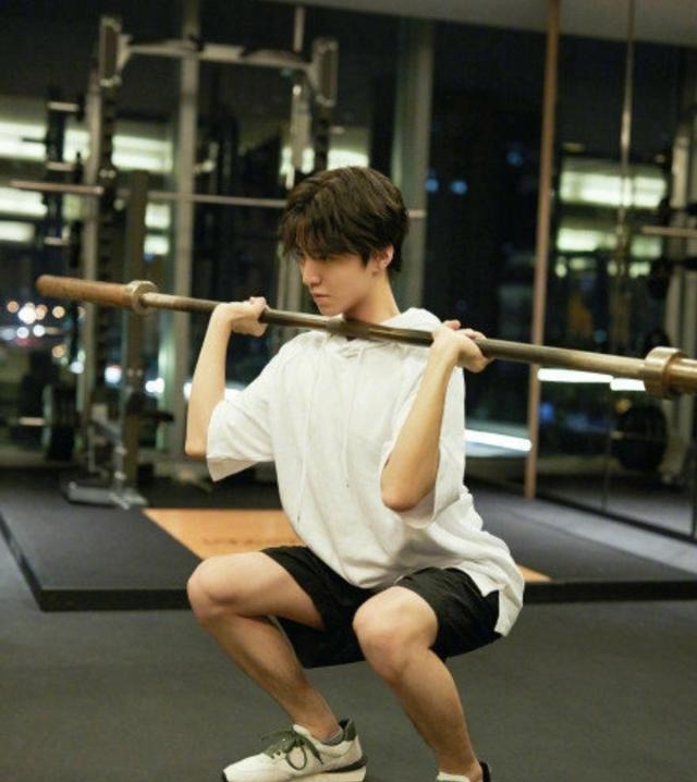 火锅|王俊凯晒20宫格和健身餐说拜拜火锅烧烤奶茶……我来了!