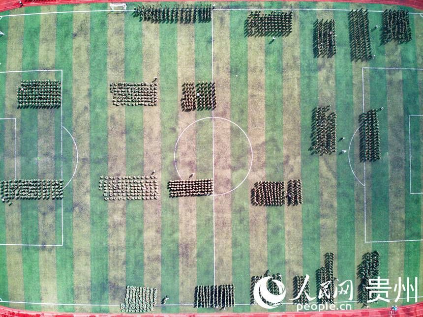 开学|贵阳职业技术学院4400余名新生迎来开学军训第一课