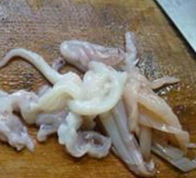 炒胡萝卜简单可口，都是在餐馆里做的，一眼就好吃了