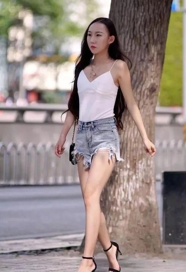 秀美|街拍:三位大秀美腿的小姐姐,身材好,非常吸引眼球