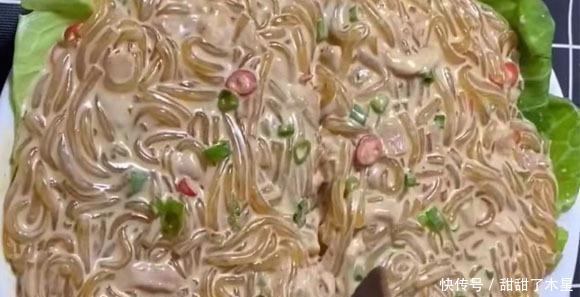 这食材耐放又便宜,多买些存起来,泡软后一拌一蒸,蘸酱吃真过瘾