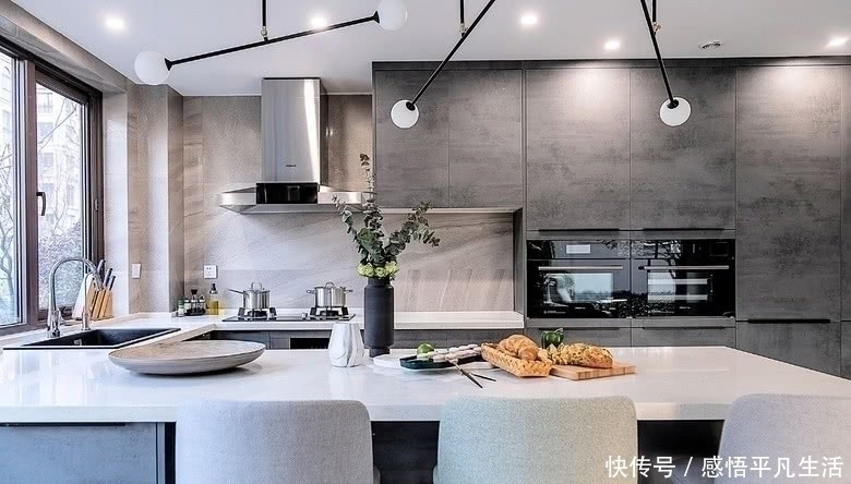 吧台|她取消客厅三件套老气摆放,室内通透大气,美而不艳,传遍整小区