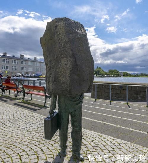 罗宾·怀特@来自世界各地的15个看起来违反了自然规律的超现实主义雕塑