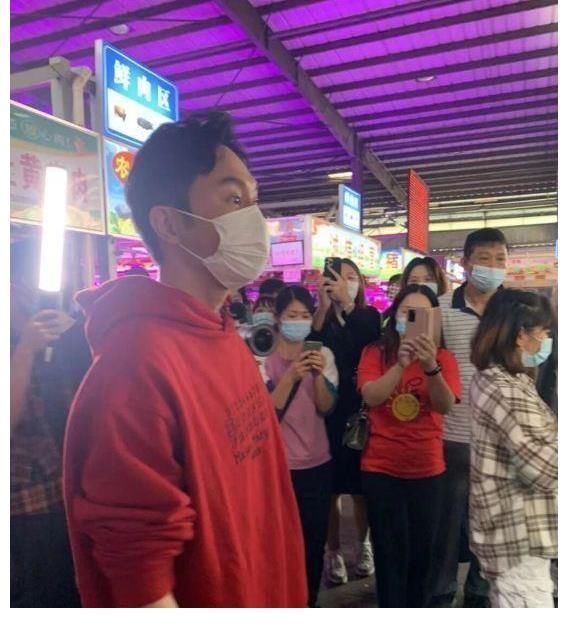 《大灣仔的夜》開業(yè)路透？陳小春站C位，張智霖笑容靦腆被贊靚仔