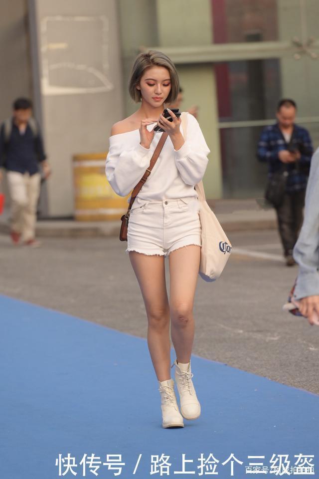 白色卫衣搭配白色裤子,同色系穿搭活力满满