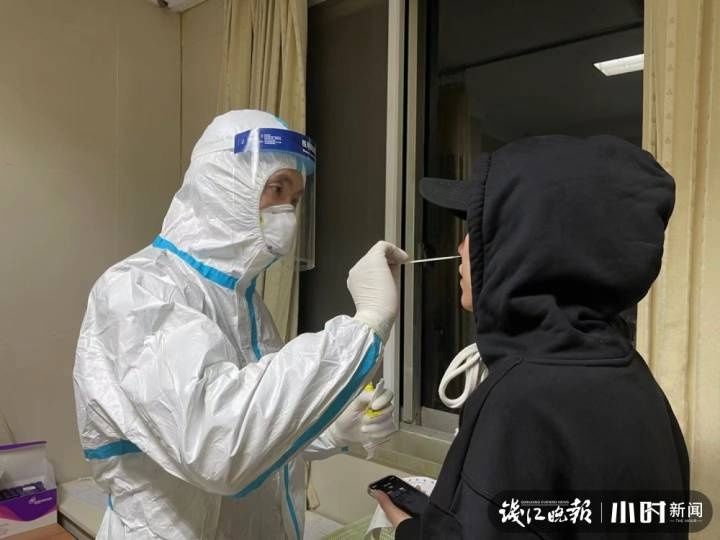 新闻记者|半夜来做核酸的人排起了队，亲历杭州24小时核酸检测服务点的忙碌、紧张和汗水
