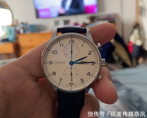 报道|职场男人应该送自己的礼物,万国葡计腕表来报道