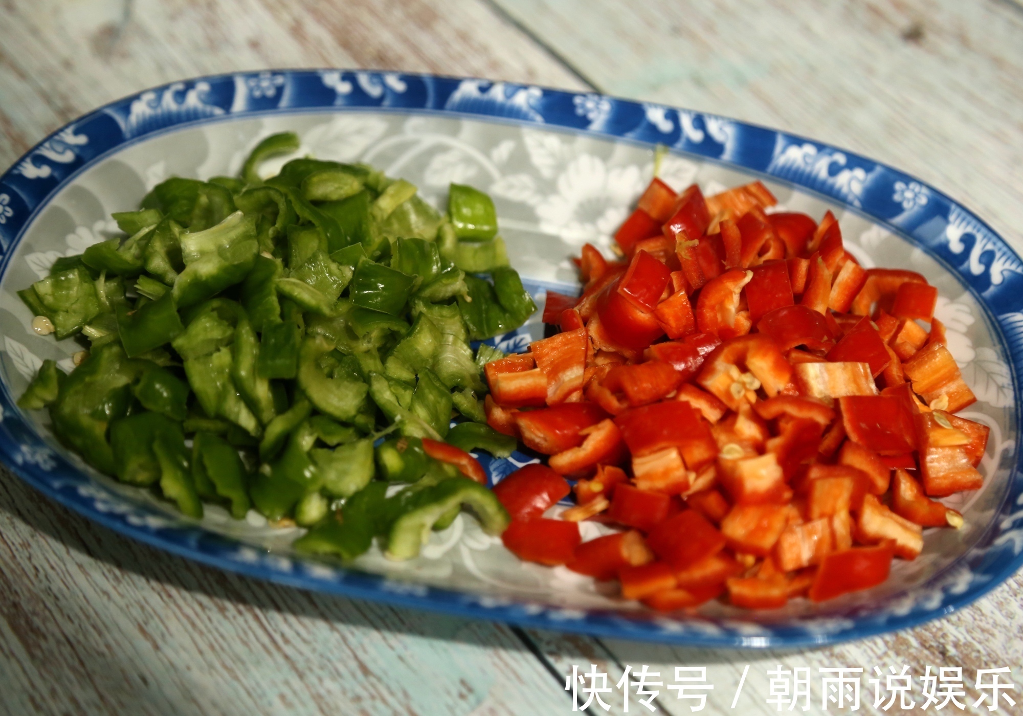 换个方法吃鸡!比辣子鸡好吃10倍,一整只鸡连骨头渣渣都嚼了!