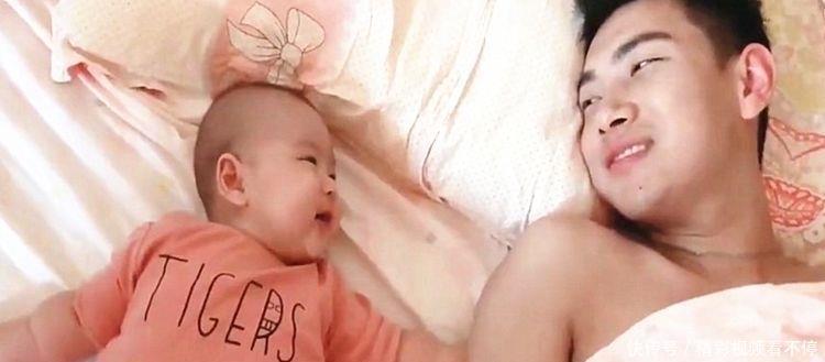 一瞬间|女儿睡醒后乖乖躺着等爸爸，看到爸爸回头时，画面萌炸了