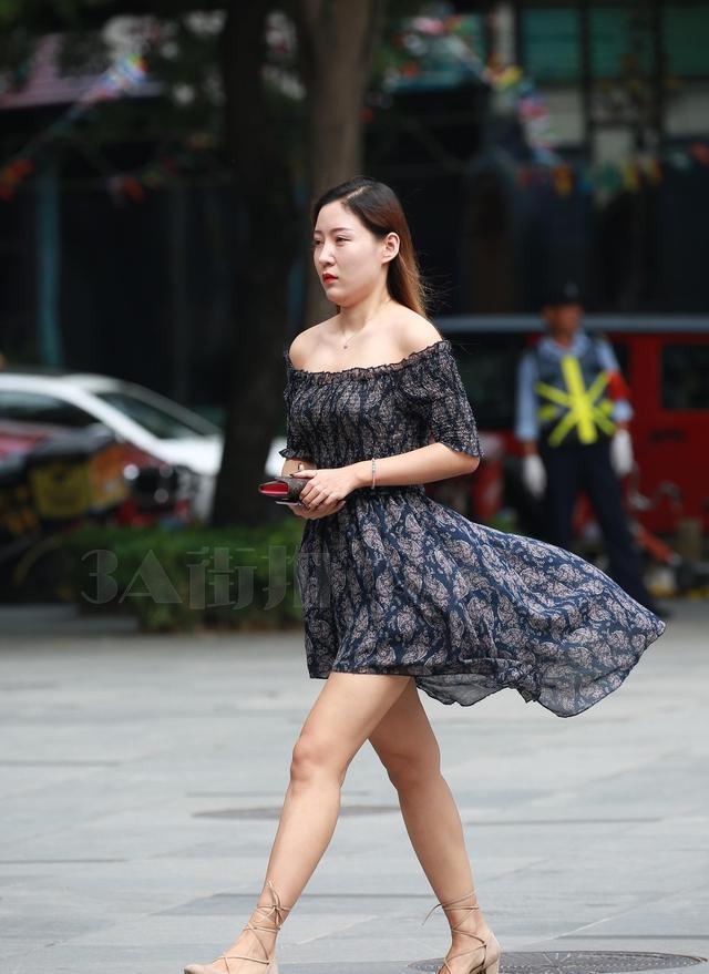 街拍:成熟美女穿一字肩连衣裙,露出白嫩美腿,尽显小女人的妩媚