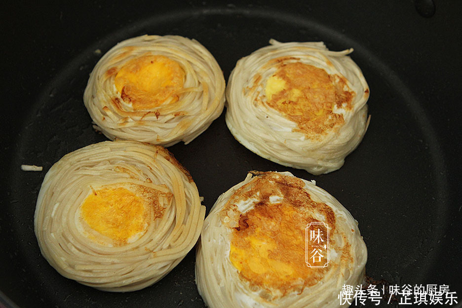 早餐面条的新做法,做成早餐饼,孩子连吃好几个,10分钟就搞定