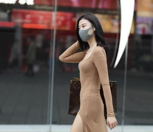 搭配|浅咖色纯棉长裙搭配复古包包,优雅大方,笑容迷人