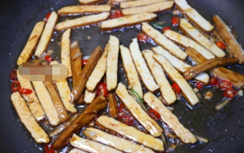 菜色|芹菜炒香干,直接炒就错了!少这一步,口感老硬,菜色也丑