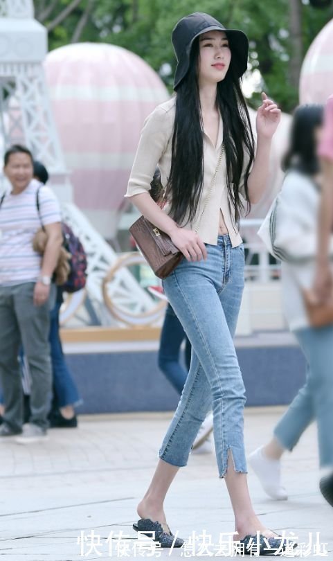 穿搭|街拍时尚姑娘穿搭牛仔裤,喜欢搭配凉鞋,显瘦还提升气质