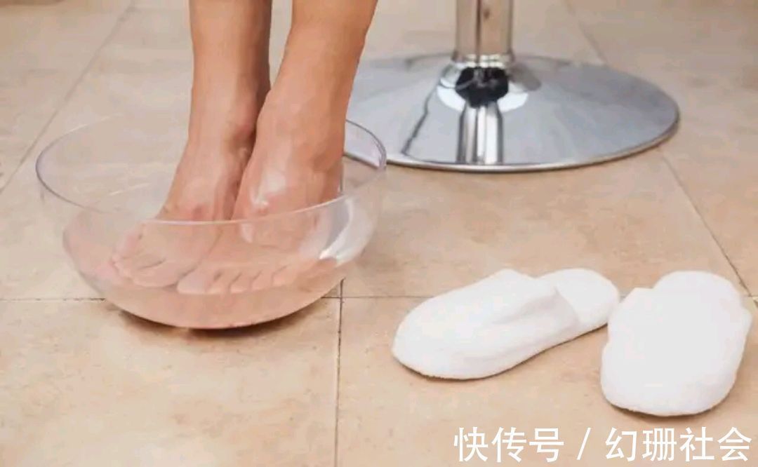 泡脚|热水泡泡脚,胜过吃补药!泡脚有讲究,加两物记三事,养生又舒服
