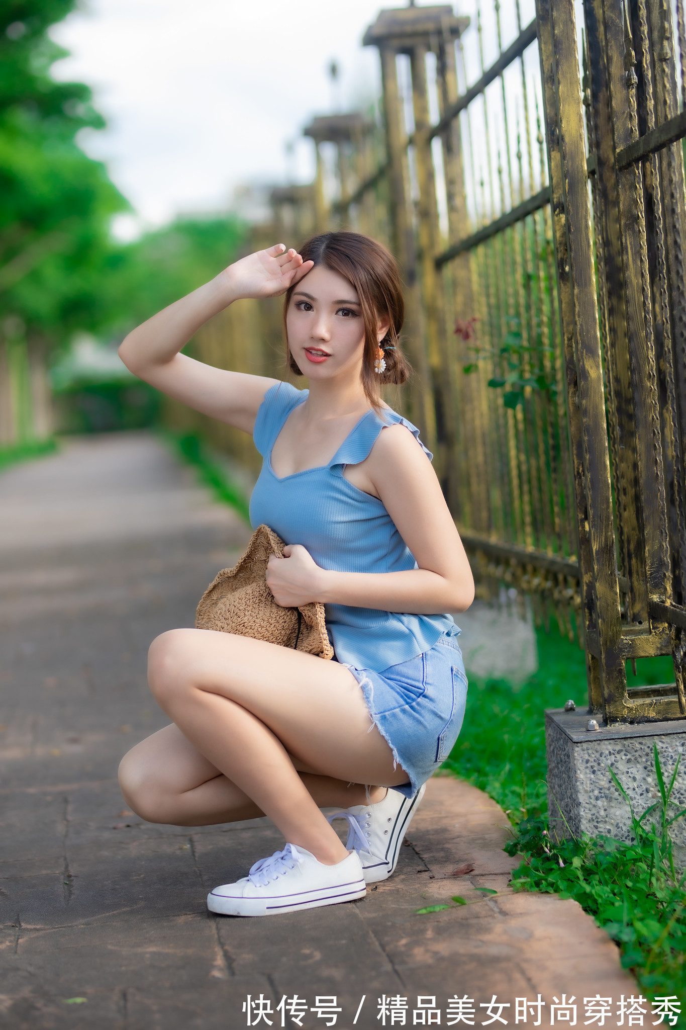 穿搭|蓝色背心搭配蓝色牛仔裤,轻松减龄,充满少女感
