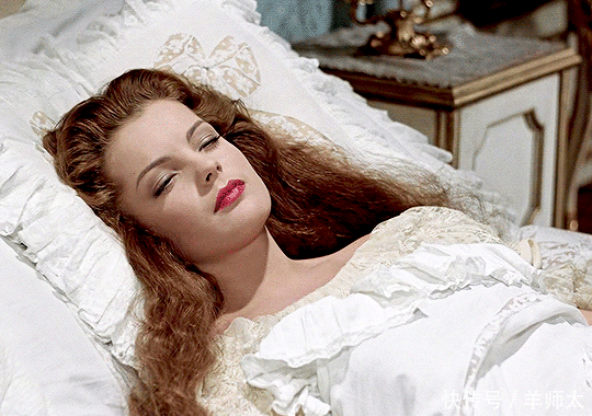 茜茜公主才是“发量王者”,栗色头发像斗篷一样,光亮又浓密