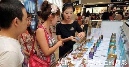 顾客|护肤店柜姐透露,遇见这3种顾客,都不愿搭理,导购也会很敷衍!