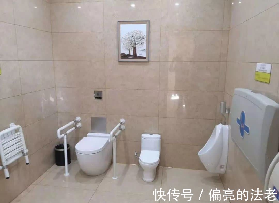 男童|“妈妈带2岁男童进女厕被斥责引冲突”,一些网友的评论不堪入目