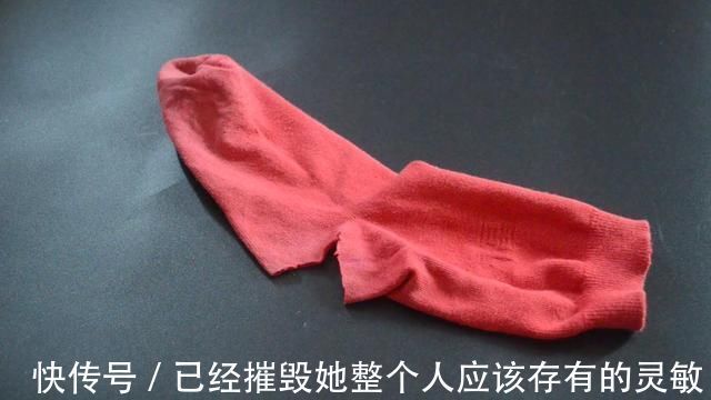 缝纫|穿破的袜子不要扔,简单剪一刀,旧袜子变得和新的一样,太实用了
