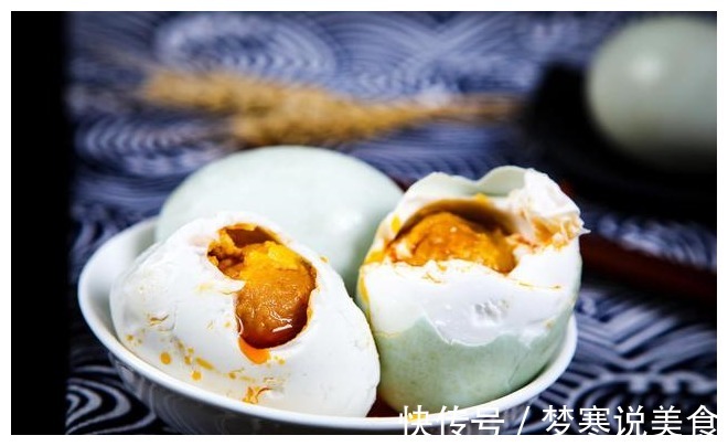 用土方法腌咸鸭蛋，多加1味料，10天就腌好，鸭蛋个个流油