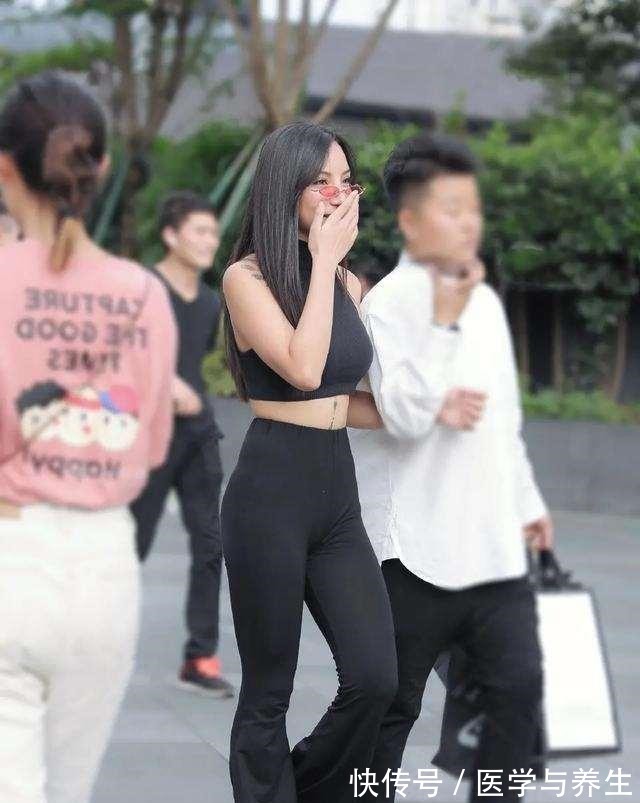 干净利落 黑色露背背心搭配黑色长款打底裤,整体韩风搭配,干净利落!