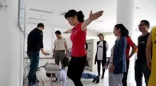 一个小动作,坚持不到6秒,说明早衰了,若能超过10秒,易长寿