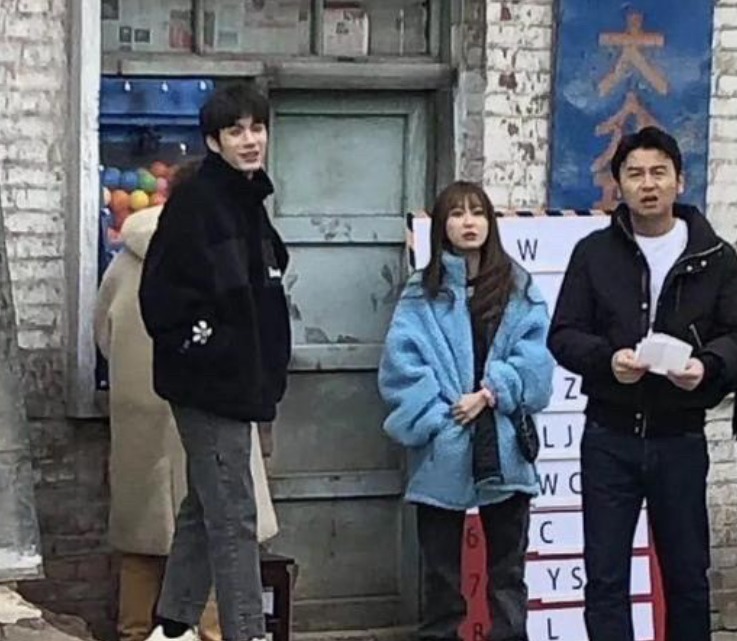 录制节目|虞书欣综艺路透,穿上外袍贵族小姐秒变打工妹,就连鹿晗也逃不过